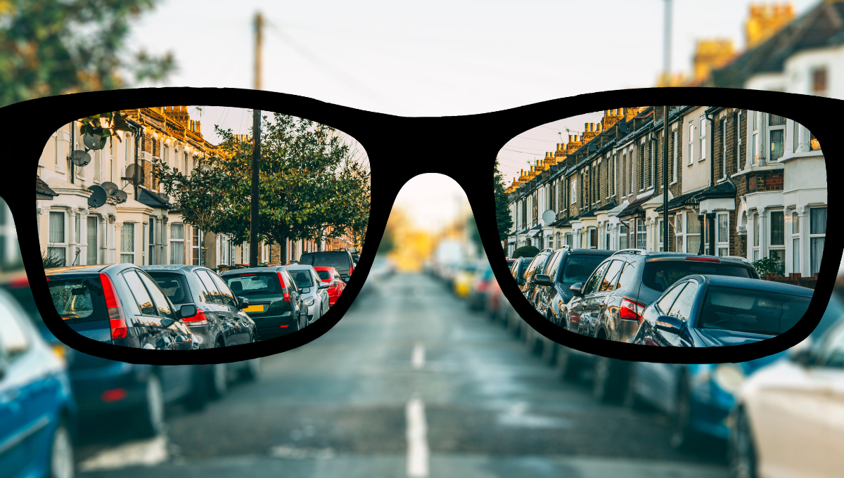 controle de la myopie Simulation de la vision floue causée par la myopie, corrigée par des lunettes dans le cadre d’un contrôle de la myopie.