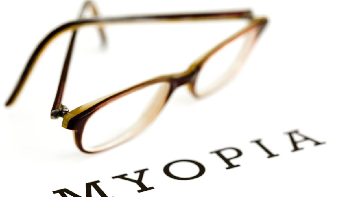 myopie optometriste rosemont Lunettes sur un document indiquant le mot myopie, illustrant le contrôle de la myopie à Rosemont