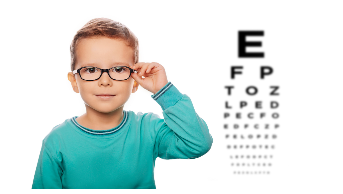 optometriste enfant Jeune enfant portant des lunettes après un examen de la vue chez l’optométriste, avec un tableau de vision en arrière-plan