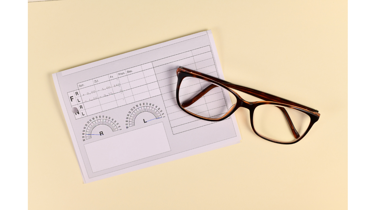 Ordonnance de lunettes posée sur une table beige, accompagnée d'une paire de lunettes à monture écaille, symbole de correction visuelle personnalisée