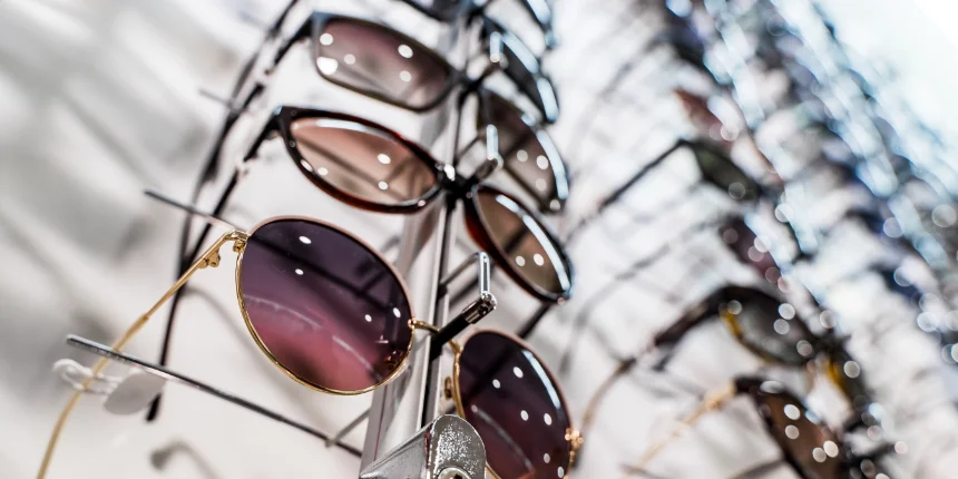 Sélection de lunettes de vue et de soleil en promotion avec montures modernes à prix réduit sur un présentoir dans la boutique Pilotte Nantais à Montréal