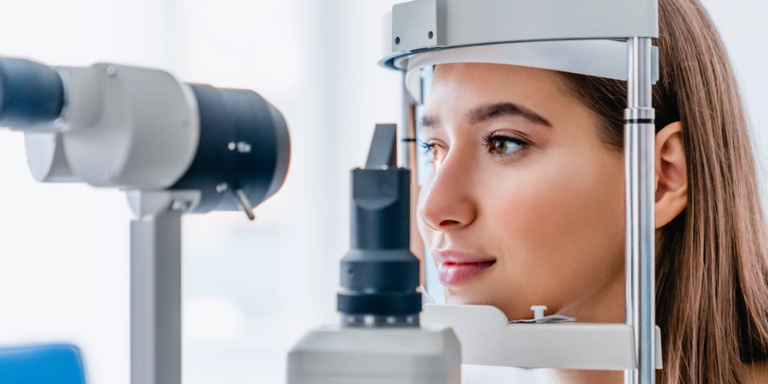 Examen de la vision chez l’optométriste avec un appareil de réfraction pour détecter la myopie ou l’hypermétropie chez une jeune femme