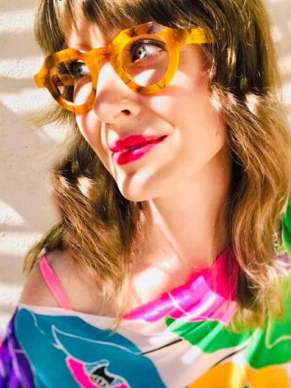 Femme portant des lunettes de vue tendance à monture épaisse orangée translucide