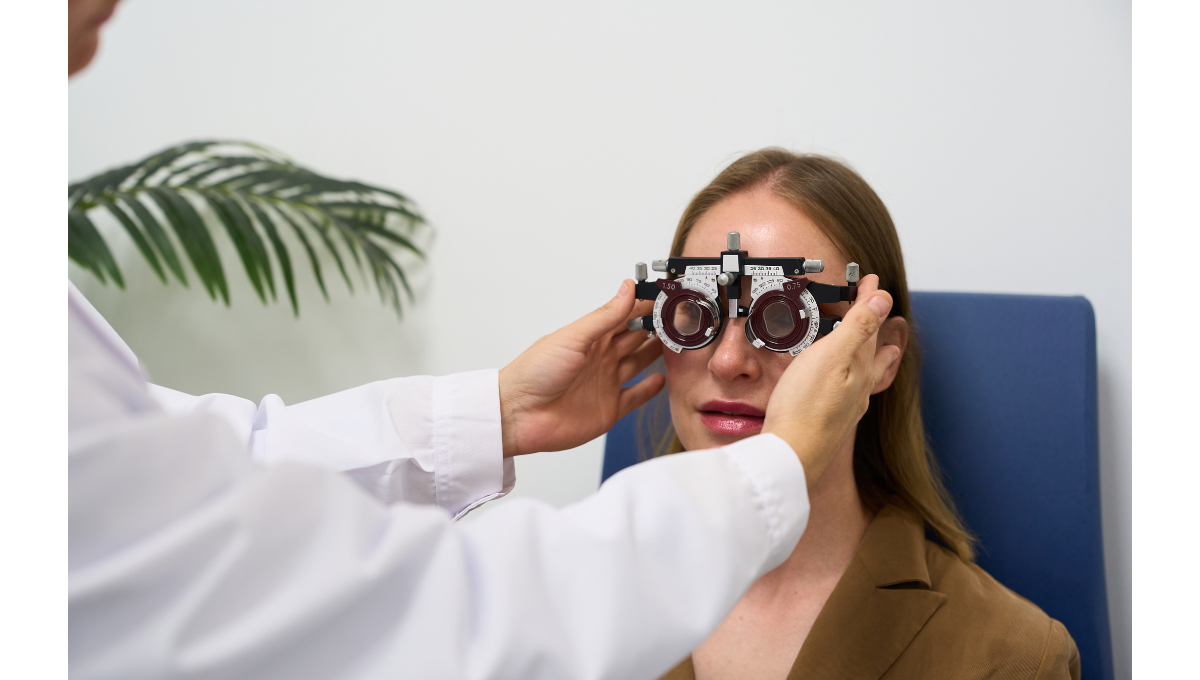 Examen de la vue réalisé lors d’un rendez-vous avec un optométriste en clinique d’optométrie