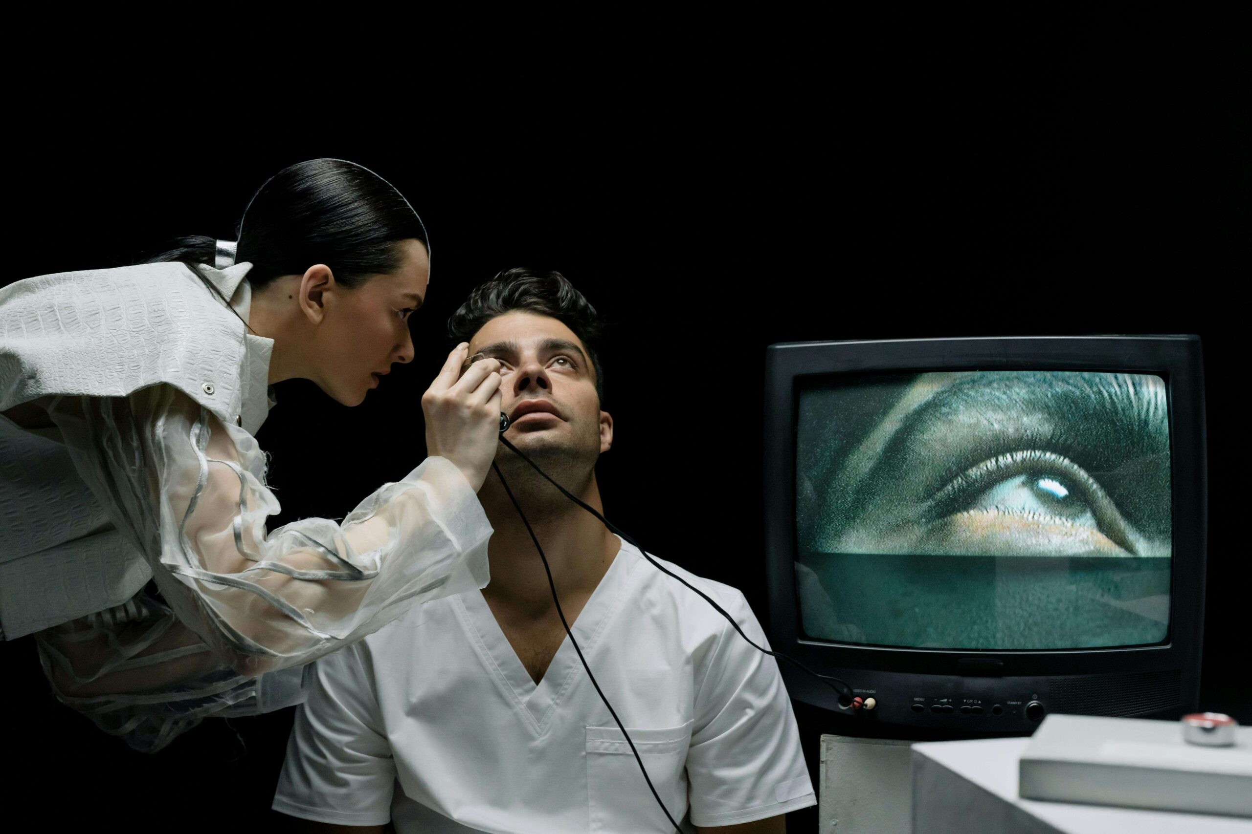 Professionnelle de la santé effectuant un examen oculaire pour le dépistage de maladies oculaires chez un patient
