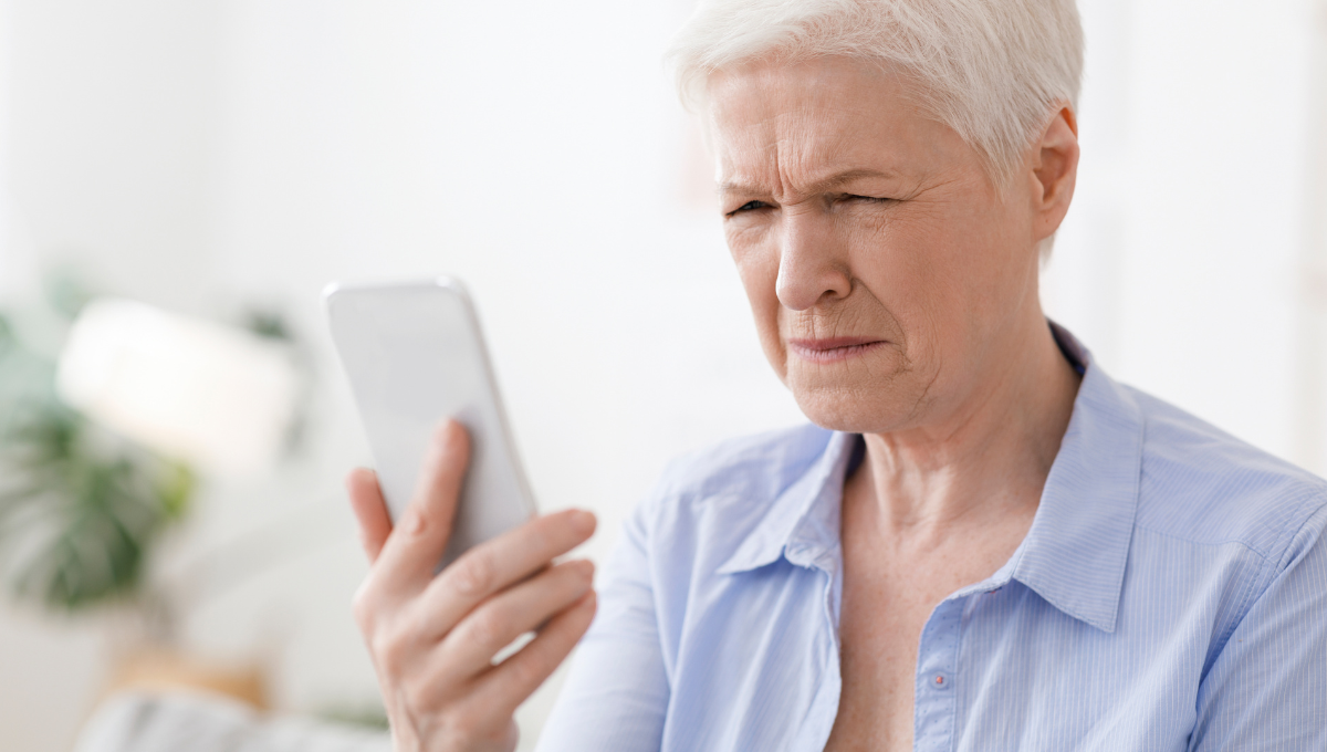 Personne âgée éprouvant des difficultés à lire sur un téléphone, symptôme pouvant être associé à une maladie oculaire