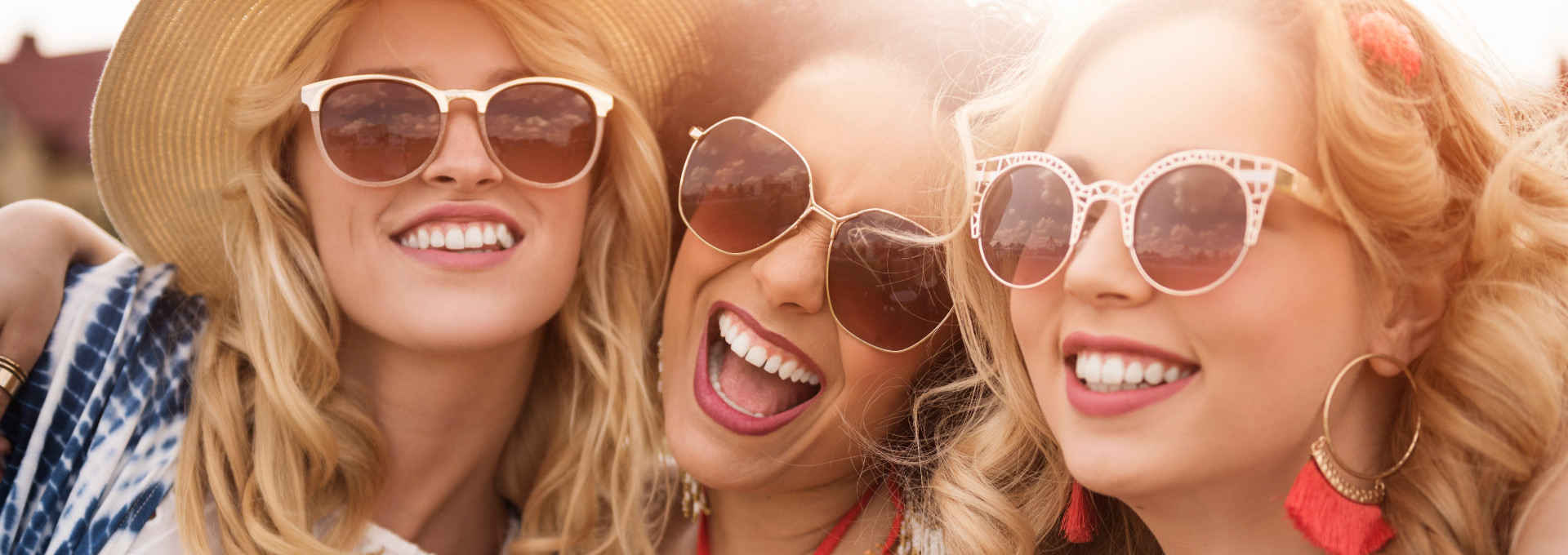 Collection de lunettes de soleil mixtes tendance portées en extérieur par plusieurs personnes